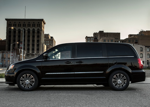 2013 Chrysler Town & Country S black