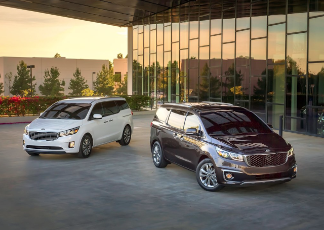 2015 Kia Sedona brown and white