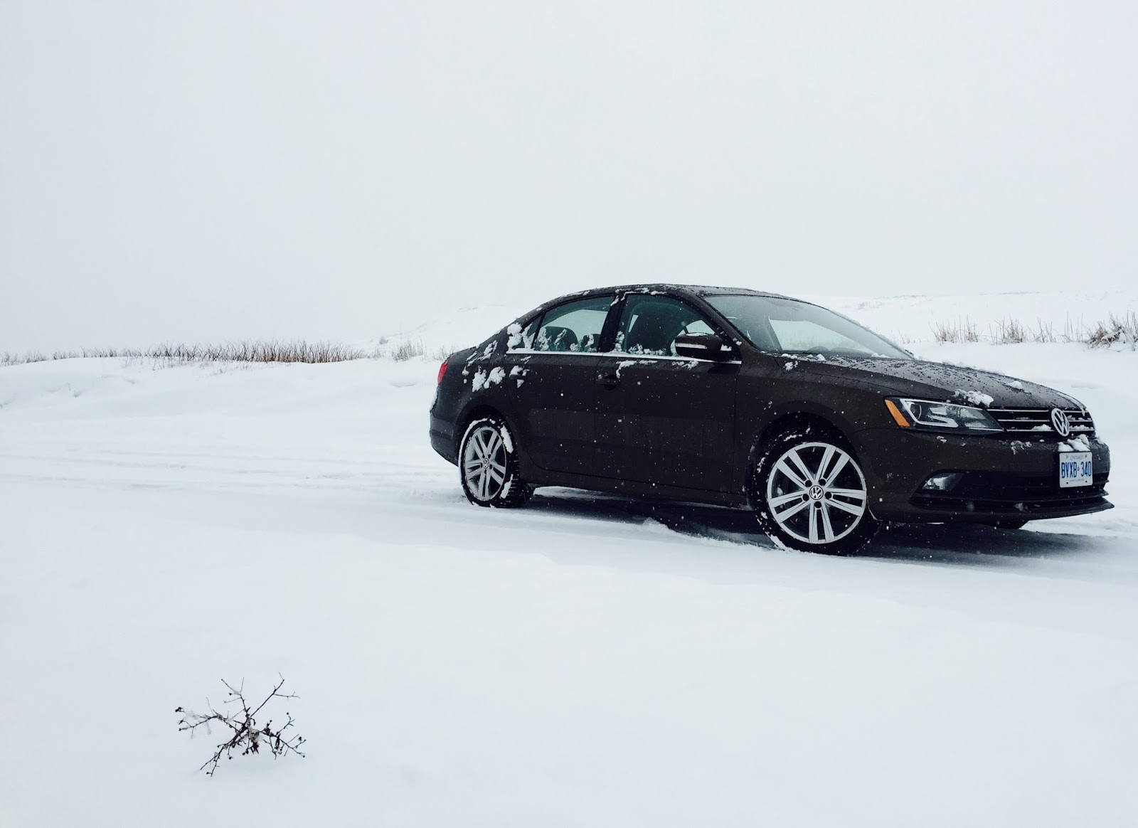 2015 Volkswagen Jetta TDI Highline brown in the snow