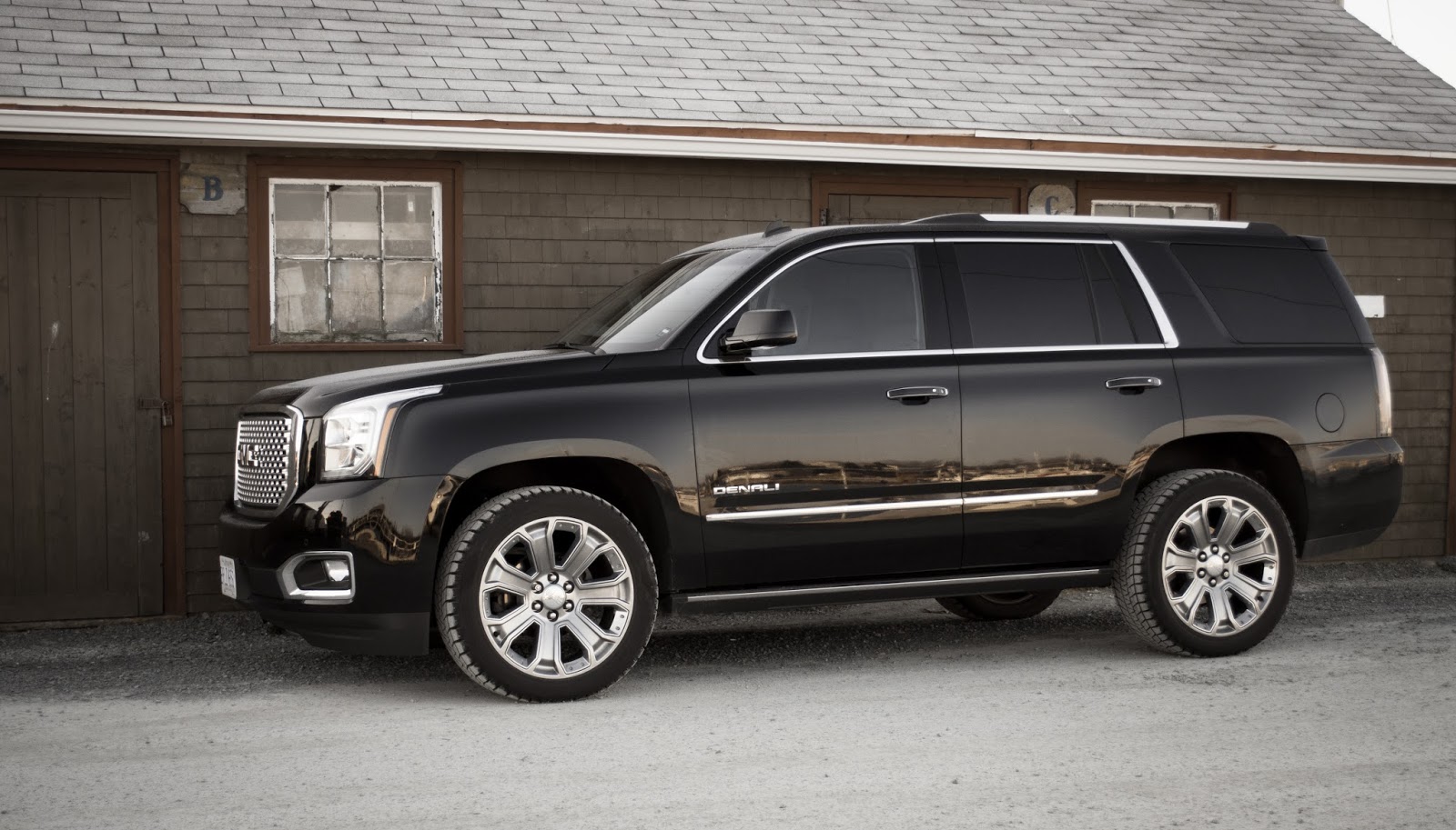 2015 GMC Yukon Denali side front