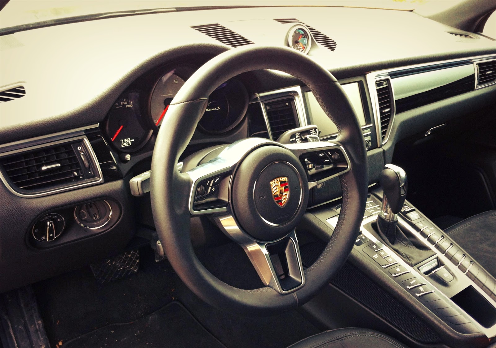 2015 Porsche Macan S interior